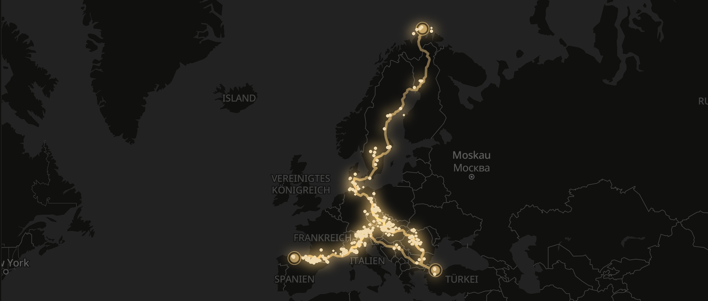 Eine gebaute Route als leuchtende Linie mit ihren Orten auf dunklem Grund